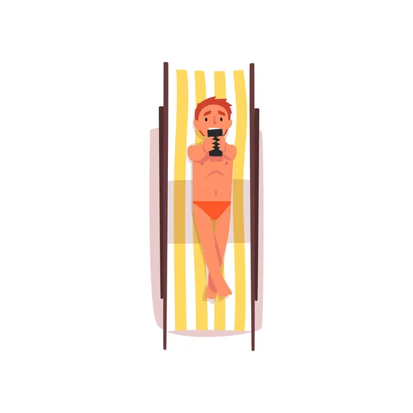 Joven tomando el sol en la toalla de playa, Hombre acostado haciendo selfie, Vector Ilustración — Archivo Imágenes Vectoriales