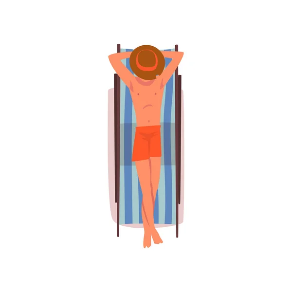 Jovem tomando banho de sol na toalha de praia, homem de chapéu deitado em seu estômago, vista superior Vector Ilustração — Vetor de Stock