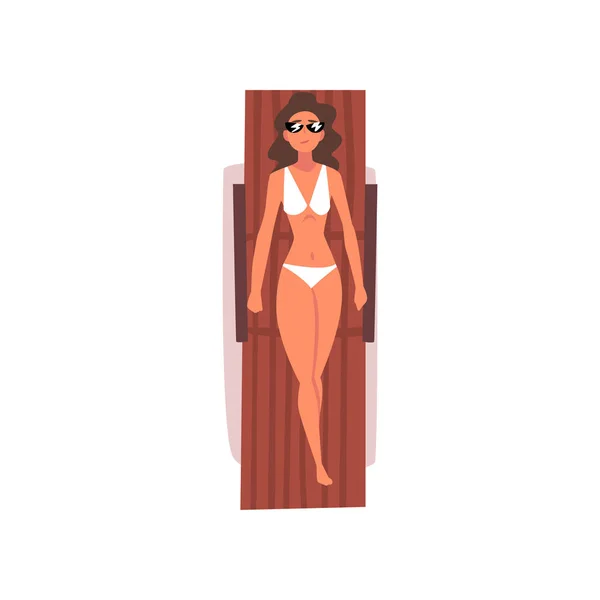 Mujer joven tomando el sol en la toalla de playa, vista superior de la hermosa chica acostada en bikini blanco y gafas de sol Vector Illustration — Archivo Imágenes Vectoriales