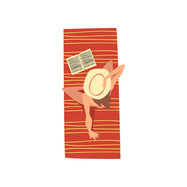 Jeune femme bronzant sur une serviette de plage, vue du dessus de la fille assise en paille Illustration vectorielle Het — Image vectorielle