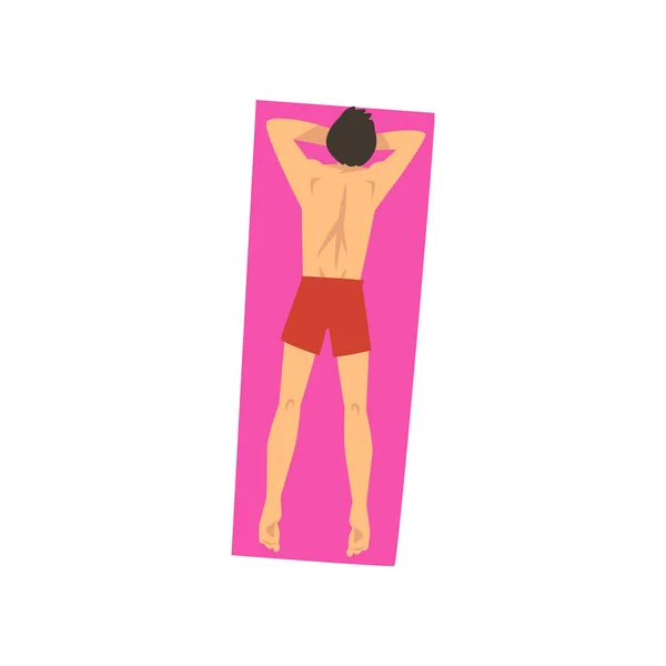 Joven tomando el sol en la toalla de playa, Hombre en pantalones cortos rojos acostado en su estómago, Top View Vector Illustration — Vector de stock