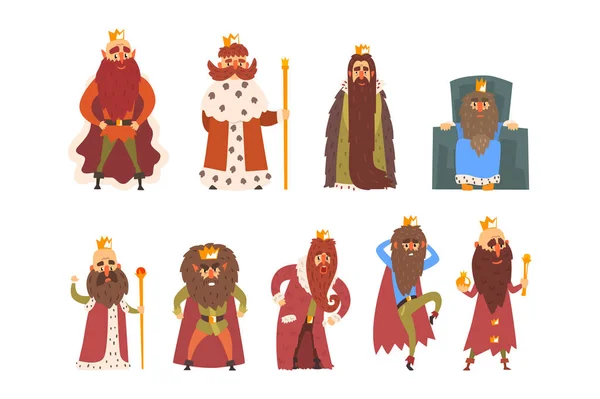 Набір різних смішних бородатих королів у різних діях. Старі чоловіки носять золоті коронки, мантії та обладунки. Правителі королівств. Герої мультфільмів. Плоска векторна ілюстрація ізольована на білому тлі — стоковий вектор