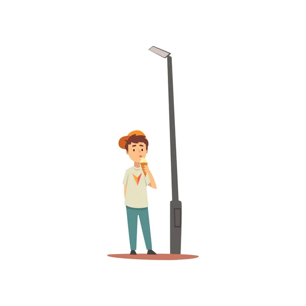 Niño lindo comiendo helado de pie junto al poste de luz, niño caminando en el parque Vector ilustración — Vector de stock