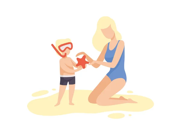 Mãe e seu filho na praia, menino bonito na máscara de mergulho segurando Starfish, feliz mãe e filho desfrutando de férias de verão na praia Vector Ilustração — Vetor de Stock