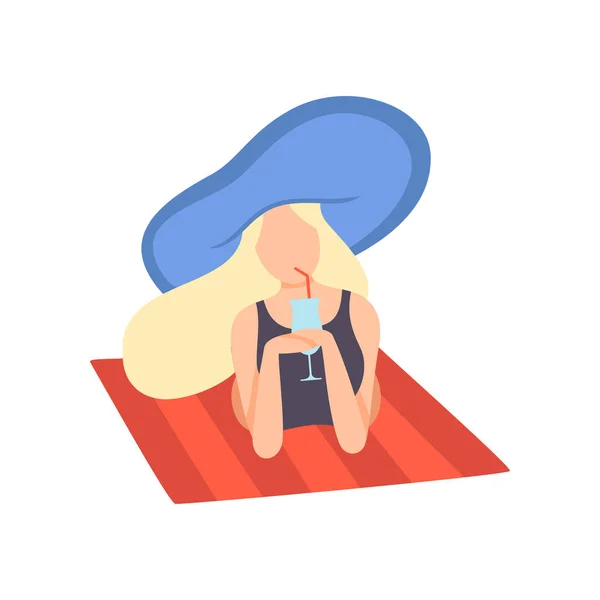 Блондинка в купальнике и голубой шляпе, лежащая на пляже и пьющий коктейль, красивая молодая женщина наслаждается летним отпуском на векторной иллюстрации моря — стоковый вектор