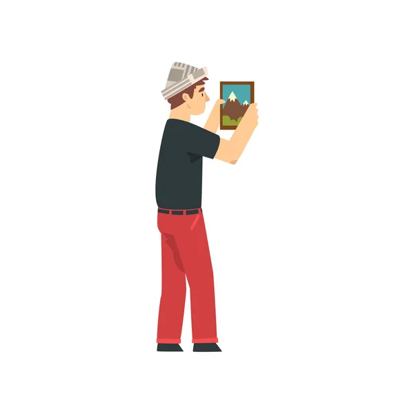 Ремесленник висит на стене, мужчина-строитель персонаж в бумажной шапке с векторной иллюстрацией профессионального оборудования — стоковый вектор