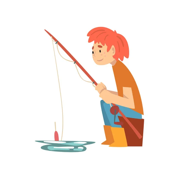 Garçon mignon assis sur le rivage avec tige de pêche, Illustration vectorielle de personnage de bande dessinée petit pêcheur — Image vectorielle