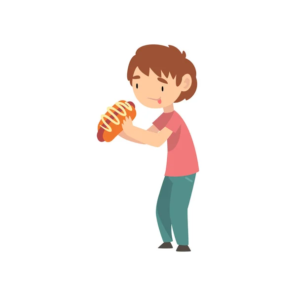 Милий хлопчик їсть хот-дог, дитина насолоджується їжею фаст-фуду Векторні ілюстрації — стоковий вектор