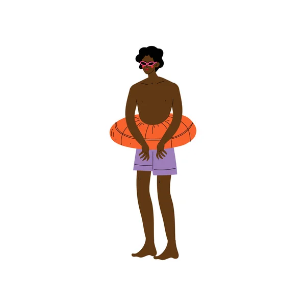 Africano americano homem de pé com Lifebuoy em sua cintura, homem relaxante na praia em férias de verão Vector Ilustração — Vetor de Stock