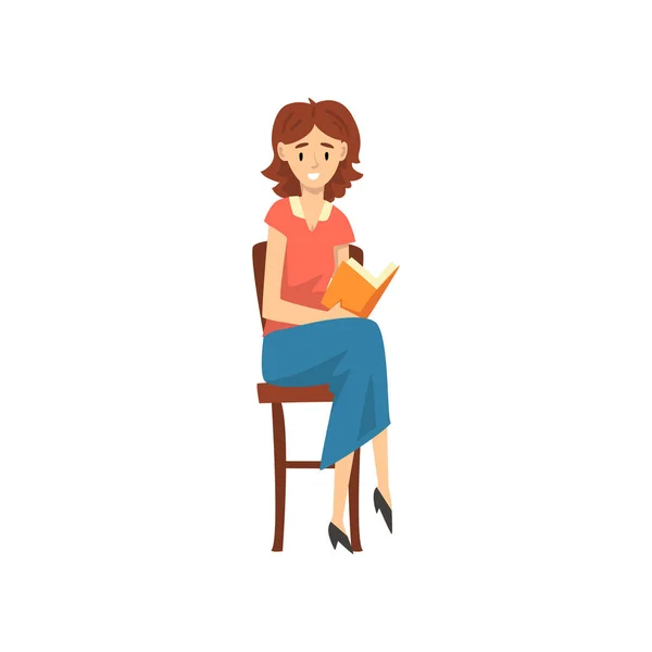 椅子に座って本ベクトルイラストを読んで陽気な女性教師 — ストックベクタ