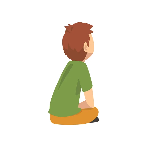 Cute Boy en camiseta verde sentado en el suelo y escuchando, pequeño personaje de niño preescolar, ilustración de vectores de vista lateral — Vector de stock