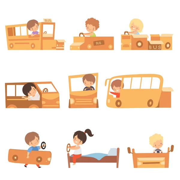 Crianças criativas bonitos que jogam brinquedos feitos de caixas de papelão conjunto, meninos e meninas bonitos que jogam carros e ônibus feitos de caixas de papelão e camas ilustração do vetor dos desenhos animados —  Vetores de Stock