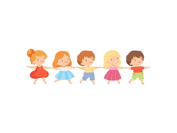 Crianças de pé juntos segurando as mãos, meninos bonitos e meninas ilustração do vetor dos desenhos animados —  Vetores de Stock