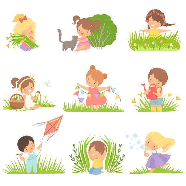 Niedliche glückliche Kinder, die Spaß auf der grünen Wiese Set, entzückende kleine Jungen und Mädchen Zeichentrickfiguren durchführen Sommer Outdoor-Aktivitäten Vektor Illustration — Stockvektor