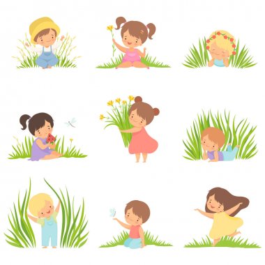 Sevimli Mutlu Çocuklar Yeşil Çayır Seti, Adorable Little Boys ve Girls Çizgi Film Karakterleri Dışında Vector İllüstrasyon Playing Fun having