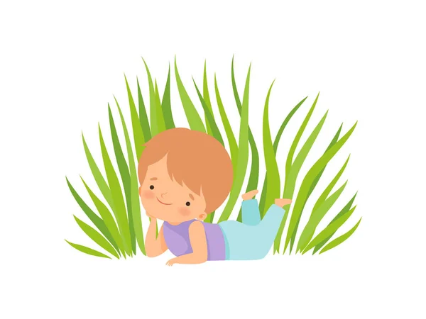 Niedlichen glücklichen Jungen auf der grünen Wiese liegen, entzückende kleine Kind Cartoon-Figur spielt außerhalb Vektor-Illustration — Stockvektor