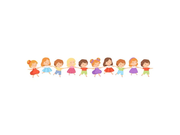 Crianças em pé em fileira segurando as mãos, meninos e meninas bonitos e felizes brincando juntos ilustração vetorial dos desenhos animados —  Vetores de Stock