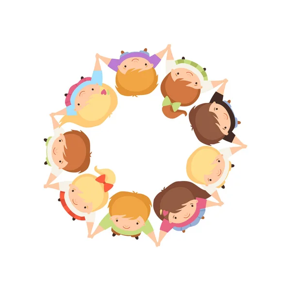 Crianças em pé no círculo segurando as mãos, meninos e meninas pré-escolares bonitos se divertindo juntos, Top View Cartoon Vector Ilustração — Vetor de Stock