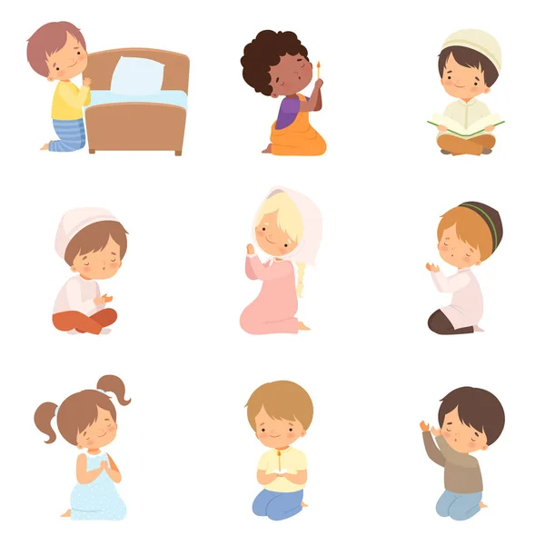 Personagens pequenos bonitos das crianças que se ajoelham no jogo da oração ilustração do vetor dos desenhos animados —  Vetores de Stock