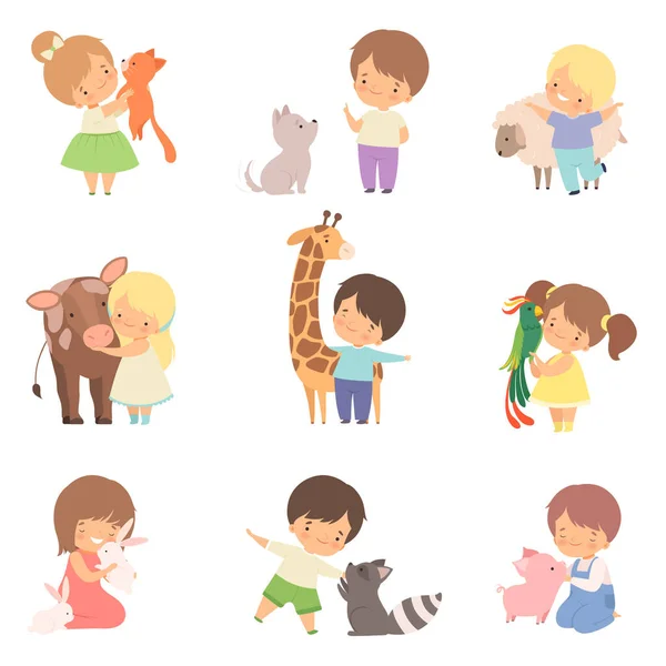 Cute Little Children Brincando com Brincando e Abraçando Animais, Criança Interagindo com Animais em Contato Zoológico Cartoon Vector Ilustração — Vetor de Stock