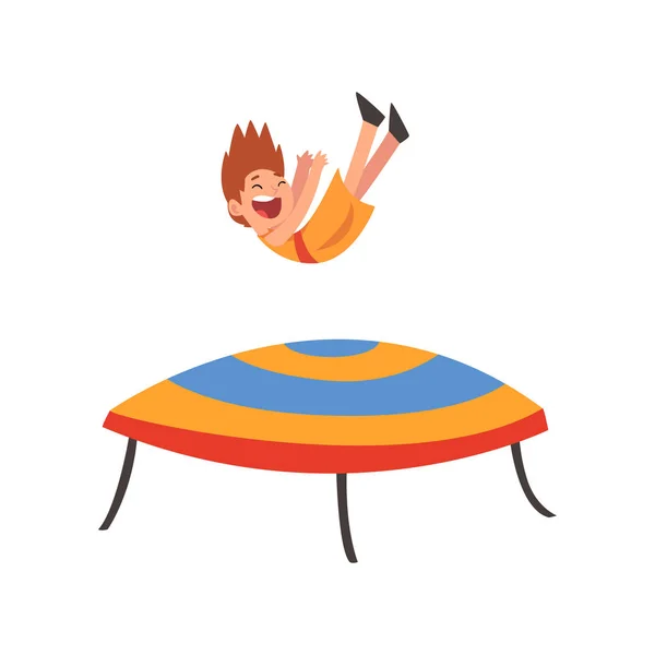 Gelukkige jongen springen op trampoline, glimlachend klein kind stuiteren en plezier op trampoline cartoon vector illustratie — Stockvector