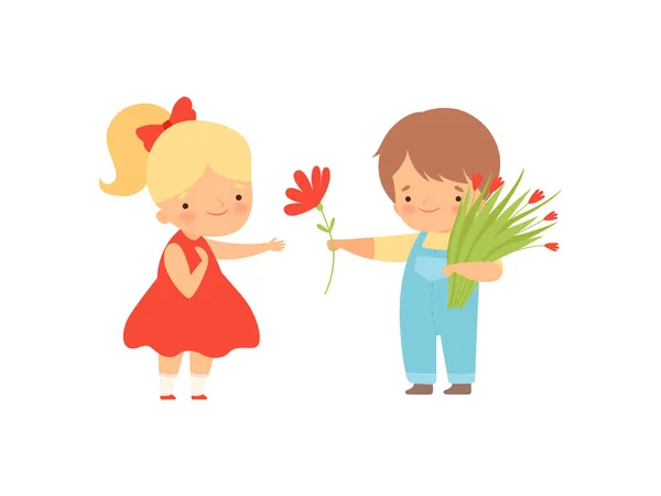 Lindo niño con ramo de flores dando flor roja a encantadora chica rubia en vestido rojo Dibujos animados Vector Ilustración — Archivo Imágenes Vectoriales