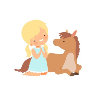 Sevimli Kız Lying Foal yanında oturan, Çocuk Temas Hayvan Hayvan ile Etkileşim Hayvan Karikatür Vektör İllüstrasyon