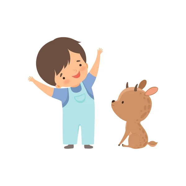 Garçon mignon jouant avec bébé cerf, enfant interagissant avec l'animal dans le zoo de contact Illustration vectorielle de bande dessinée — Image vectorielle