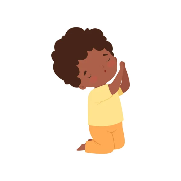 Piccolo afroamericano ragazzo personaggio inginocchiato in preghiera cartone animato vettoriale illustrazione — Vettoriale Stock