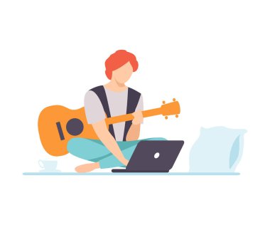 Genç Adam Gitar Çalma, Guy Laptop Comuter kullanarak Internet Kursu ile Gitar Öğrenme, Online Eğitim, Hobi Vektör İllüstrasyon