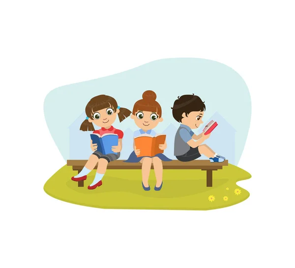 Petites filles et garçons mignons assis sur le banc dans le parc et lisant des livres Illustration vectorielle — Image vectorielle