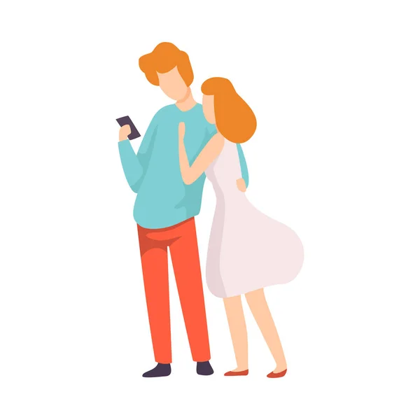 Ζευγάρι στην αγάπη μιλούν ο ένας τον άλλον, ο άνθρωπος κοιτάζοντας την εικονογράφηση του κινητού του smartphone — Διανυσματικό Αρχείο