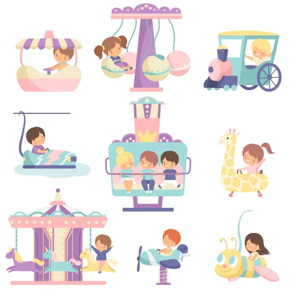 Garotos e meninas bonitos se divertindo em atrações no parque de diversões Set Vector Illustration — Vetor de Stock