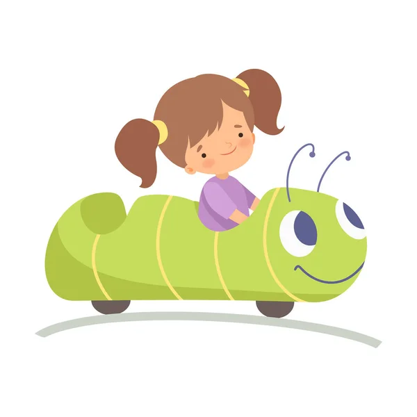 Menina bonito montando carro Caterpillar, criança feliz se divertindo no parque de diversões Vector Ilustração — Vetor de Stock