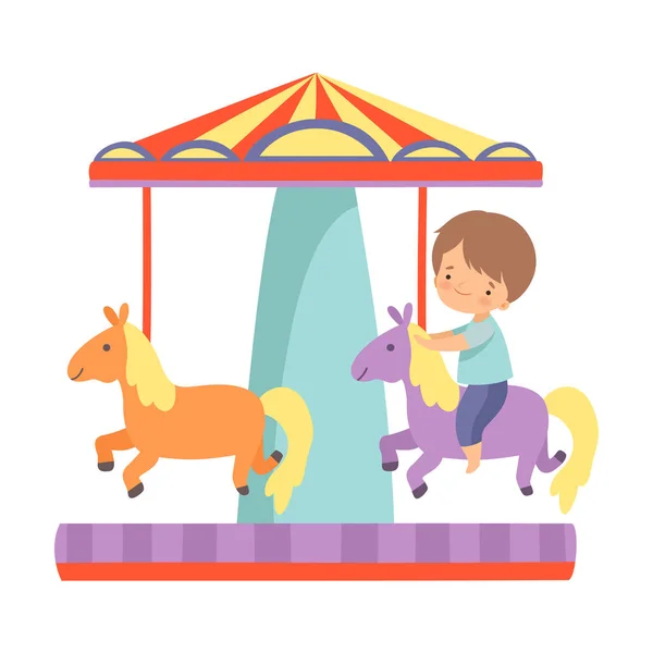 Lindo niño montando en carrusel con caballos, niño feliz divirtiéndose en el parque de atracciones Vector Illustration — Vector de stock