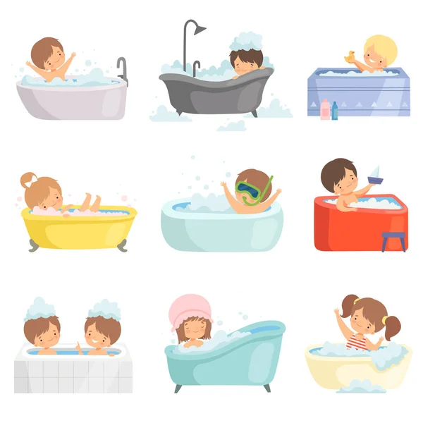Bonito crianças tomando banho e se divertindo no conjunto de banheira, meninos e meninas adoráveis no banheiro, Daily Hygiene Vector Ilustração —  Vetores de Stock