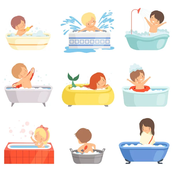 Lindos niños pequeños bañándose y jugando en el conjunto de bañera, Adorables niños y niñas en el baño, Higiene diaria Vector Ilustración — Archivo Imágenes Vectoriales
