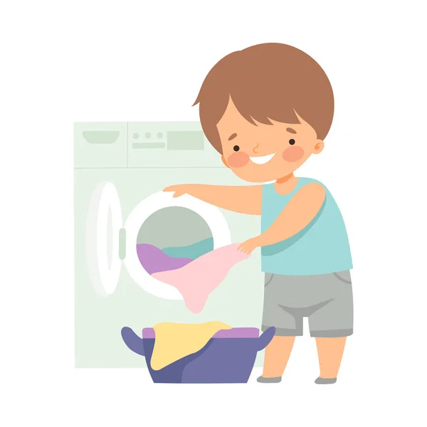 Cute Little Boy Mencuci Pakaian dengan Mesin Cuci, Adorable Kid Melakukan Pekerjaan Rumah Tangga di Ilustrasi Vektor Rumah - Stok Vektor