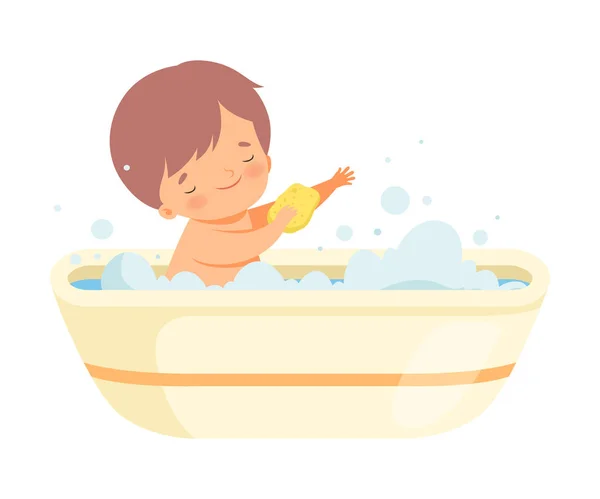 Jongen wassen zichzelf met spons in Bad vol schuim, schattig klein kind in de badkamer, dagelijkse hygiëne vector illustratie — Stockvector