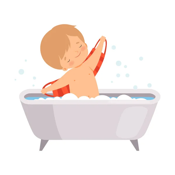 Jongen wassen zelf in Bad met shampoo schuim, schattig klein kind in de badkamer, dagelijkse hygiëne vector illustratie — Stockvector