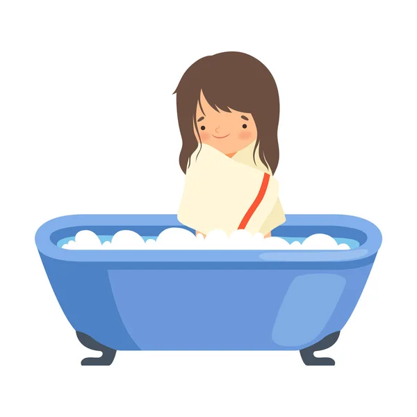 Niña sonriente después del baño envuelta en toalla, niño adorable tomando baño en bañera llena de espuma en el baño, ilustración vectorial de higiene diaria — Vector de stock