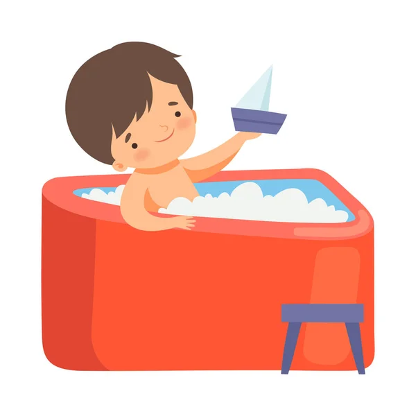 Schattige kleine jongen nemen bad en spelen met boot in Bad vol schuim, schattig kind in de badkamer, dagelijkse hygiëne vector illustratie — Stockvector