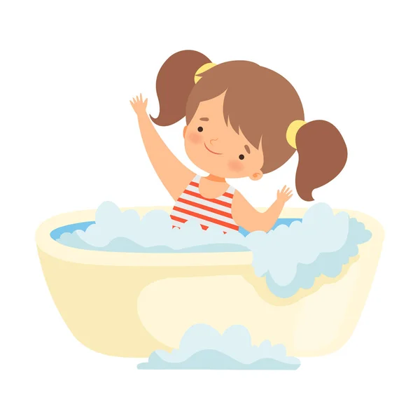 可爱的快乐小女孩在泳装洗澡在浴缸充满泡沫,可爱的小孩在浴室,每日卫生矢量插图 — 图库矢量图片