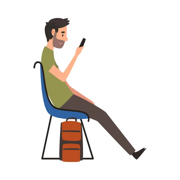 Homem jovem em roupas casuais esperando no terminal do aeroporto para o voo, Guy sentado na cadeira com Smartphone na sala de espera Vector Ilustração — Vetor de Stock
