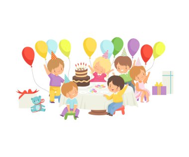 Sevimli Erkek ve Kızlar Parti Şapkalar Pasta ve Renkli Balonlar ile Festive Masada Oturan, Happy Birthday Party Kutlama Vektör İllüstrasyon