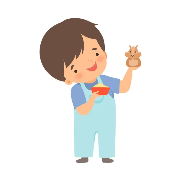 Petit garçon mignon nourrissant son hamster, adorable enfant soignant l'illustration vectorielle de dessin animé animal — Image vectorielle