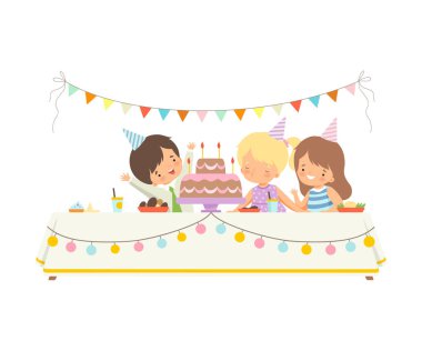 Sevimli Çocuklar Şenlikli Masada Oturan, Sevimli Kız Festive Cake Mumlar Üfleme, Happy Birthday Party Kutlama Vektör İllüstrasyon