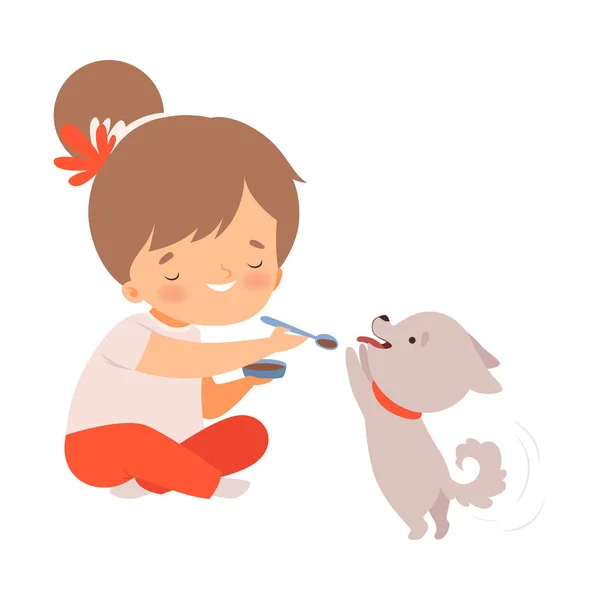 Linda niña alimentando a su cachorro, Adorable niño cuidado de dibujos animados animales Vector Ilustración — Vector de stock