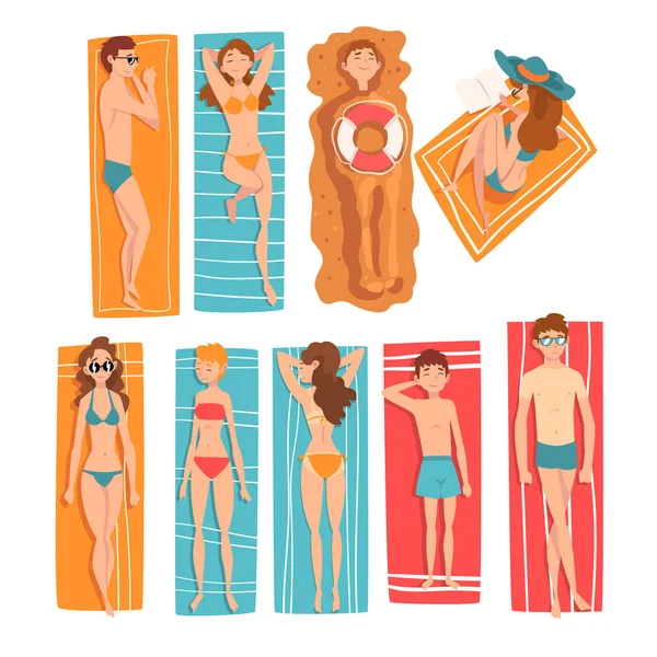 Bain de soleil et détente sur le plateau de plage, vue de dessus des hommes, des femmes et des enfants menteurs, des gens qui aiment les vacances d'été Illustration vectorielle — Image vectorielle