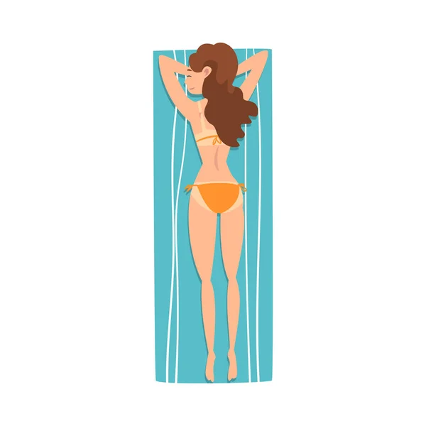 Fiatal nő napozás a strandon törölköző, lány feküdt a gyomrában, felülnézet Vector illusztráció — Stock Vector